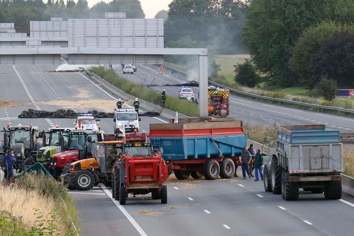 Boze boeren blokeren de Franse A1-snelweg Lille-Parijs, archieffoto 22 juli 2015.