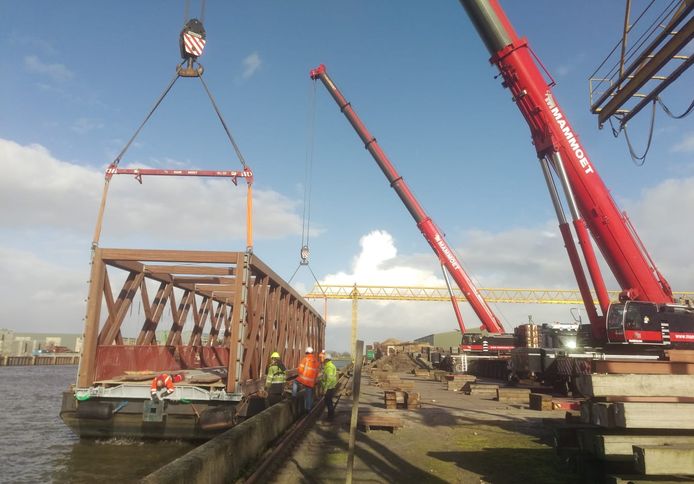 De vakwerkbrug wordt bij Wijma in Kampen op een ponton geladen om verscheept te worden naar Oirschot, waar hij over het Wilhelminakanaal komt te liggen.