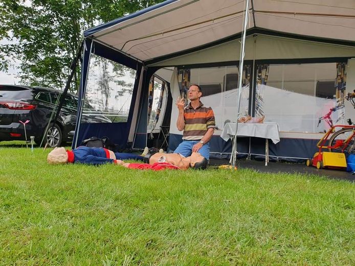 Reanimatie-oefening op de camping.