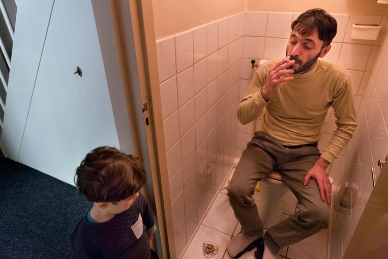 Aiman rookt een sigaretje op het toilet. Beeld Inge van Mill
