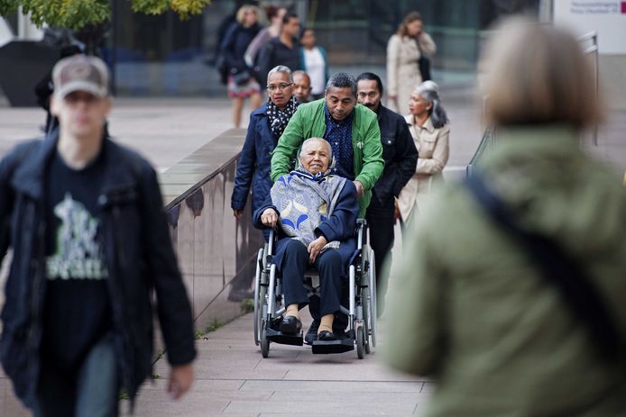 De moeder van Max Papilaja, bij een eerdere zitting in Den Haag