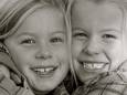 Anne (links) en Tess Koster, bij de koperen bruiloft van hun ouders Patrick en Ingrid.