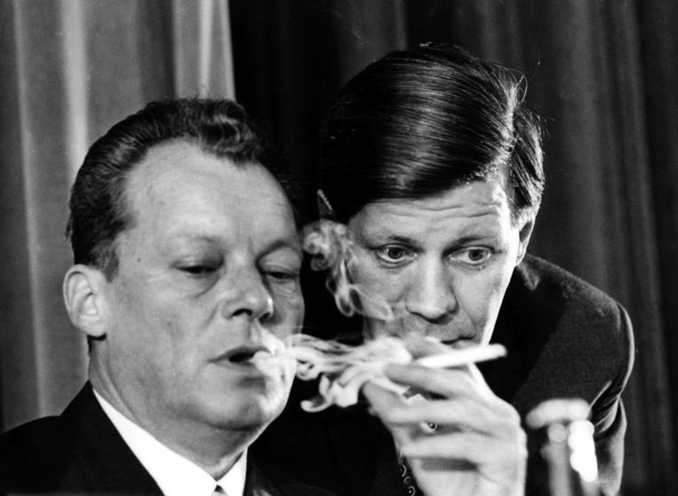 Willy Brandt (L) en Helmut Schmidt in 1965. Beeld anp