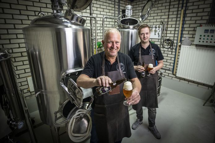 Vers uit de brouwketels van Dinkelbieren: de IPA Dryhopped. Links Richard Hassink, rechts Stefan Kooistra.