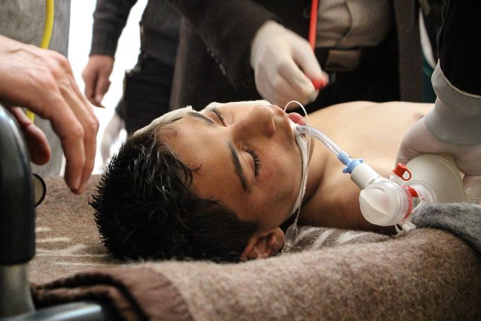 Een jongetje wordt behandeld na een aanval met chloorgas in Syrië. Archiefbeeld van april 2017.