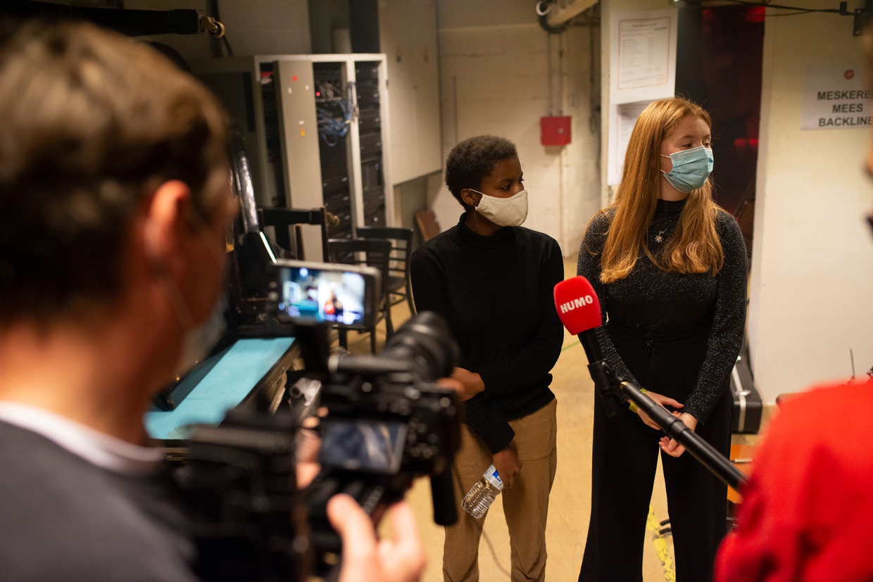 Meskerem Mees en celliste Febe Lazou backstage in de AB.