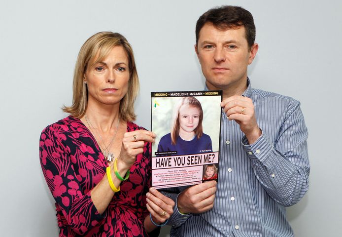 Kate en Gerry McCann houden een poster met een verouderingsfoto van hun verdwenen dochter vast.