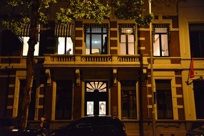 De recherche doet onderzoek in advocatenkantoor in de Sophiastraat in Breda.
