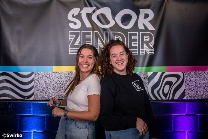 Yente Vermeulen en Isabeau Geeroms tijdens Stoorzender in Aalst.