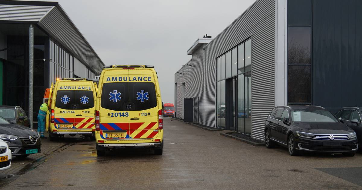 Medewerker autobedrijf in Eethen raakt bekneld en moet naar het ziekenhuis