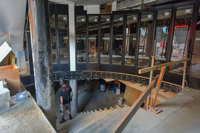 De verbouwing van popcentrum 013. De capaciteit van zowel de kleine als de grote zaal werd behoorlijk uitgebreid.