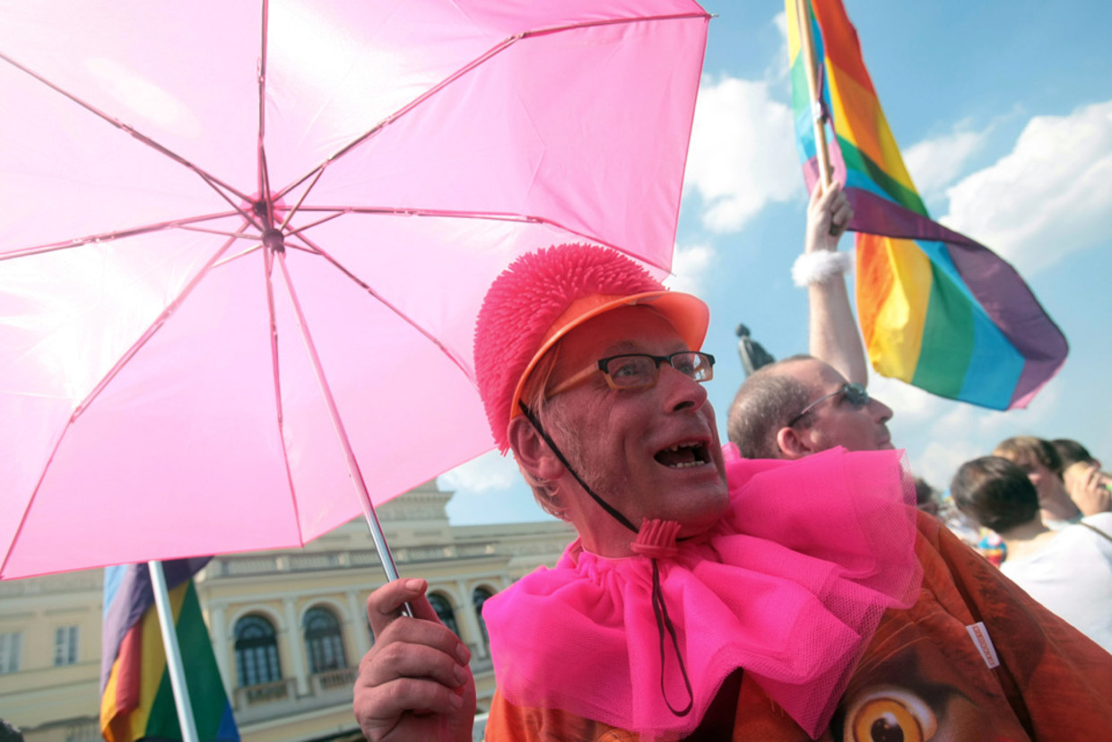 Een deelnemer aan de Pride in Warschau (EPA) Beeld EPA