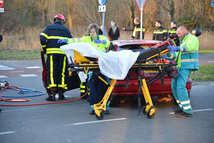 Onderaan de afrit van de Graaf Engelbertlaan naar de Willem van Oranjelaan zijn twee auto’s op elkaar gebotst.