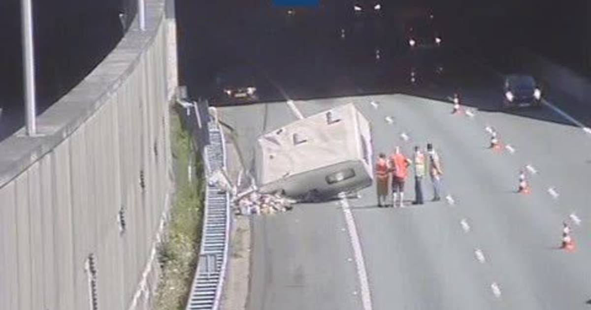 Caravan in ruins on highway A2 near Utrecht: two lanes closed |  Utrecht