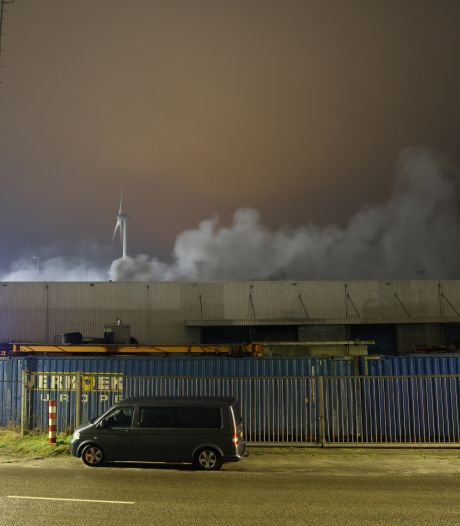 Dikke rookwolken boven Kampen na 6de brand in 7,5 jaar tijd op Haatlanden (en de 4de bij Regelink)