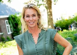 Schrijfster Marion Pauw werkt in een koffietentje: “Geweldig vind ik het”