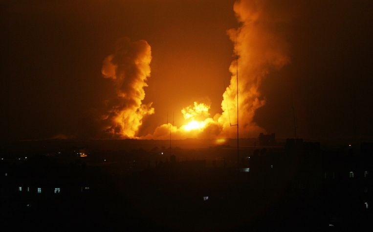 De nachtelijke luchtaanval in Rafah, in het zuiden van de Gazastrook. Beeld AFP
