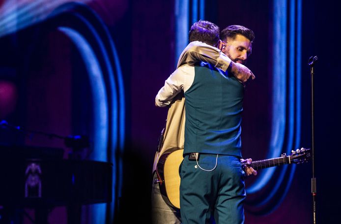 Zangers Nick en Simon geven elkaar een knuffel tijdens hun laatste afscheidsconcert in Rotterdam Ahoy.