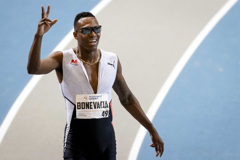 Liemarvin Bonevacia na het winnen van de 400 meter tijdens de NK indoor atletiek. Beeld ANP
