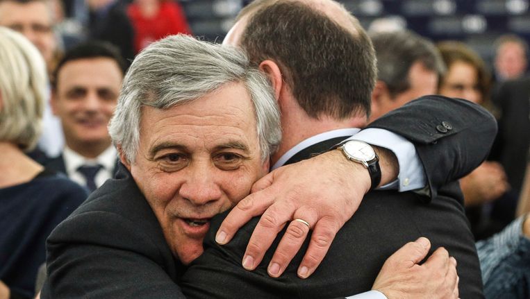 Tajani wordt gefeliciteerd door de voorzitter van de Europese Volkspartij. Beeld AP