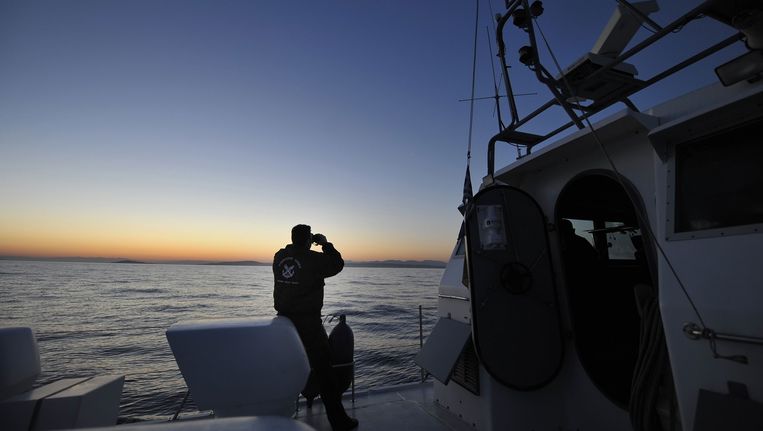 Een patrouille van de Griekse kustwacht speurt de zee af naar vluchtelingenbootjes. Beeld afp