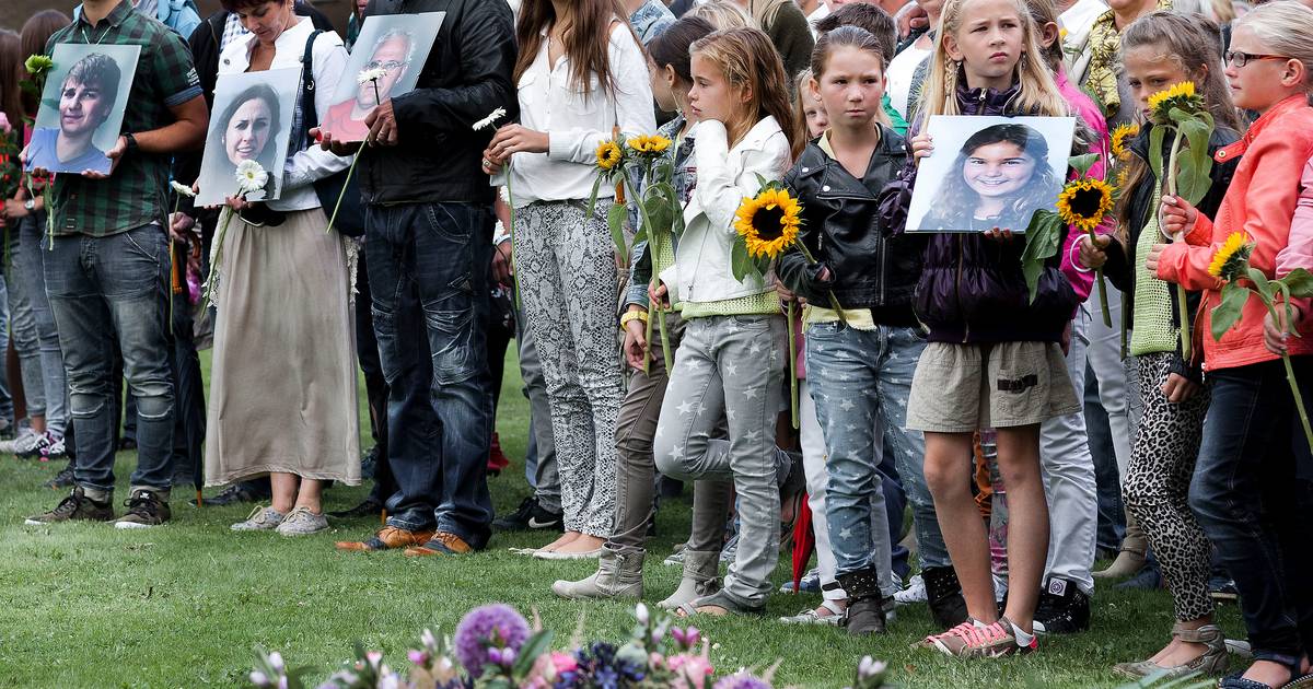 De giraffen voor Solenn (9) staan nog altijd bij het monument, maar praten over de MH17 valt Neerkan