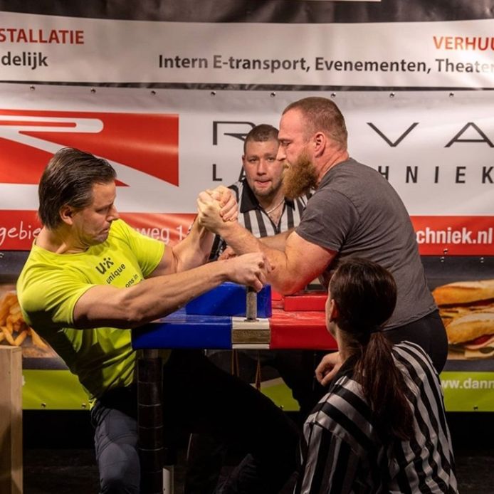 Jeffrey Schenkels (links) doet aan armworstelen.