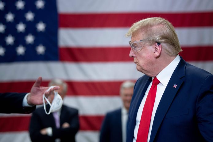 Donald Trump bezocht begin mei een fabriek van Honeywell in Arizona.  De VS-president zette een veiligheidsbril op, maar het aangeboden mondmasker dragen wees hij af.