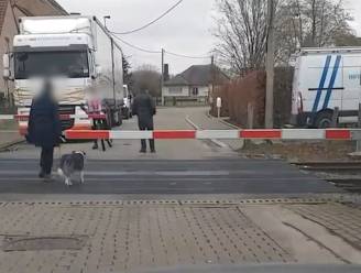 VIDEO. Levensgevaarlijk: vrouw met hond steekt spoor over in Ninove