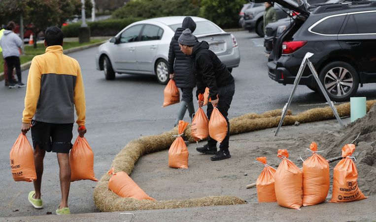 In San Francisco bereiden inwoners zich zo goed als mogelijk voor op de mogelijke wateroverlast. Beeld ANP / EPA