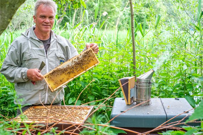 Imker Pierre de Koning uit Vinkeveen heeft bijenkasten in Abcoude, Vinkeveen, Harmelen, Breukelen. De honing van deze buckfast-bij heeft nu het predicaat van Erkend Streekproduct gekregen.