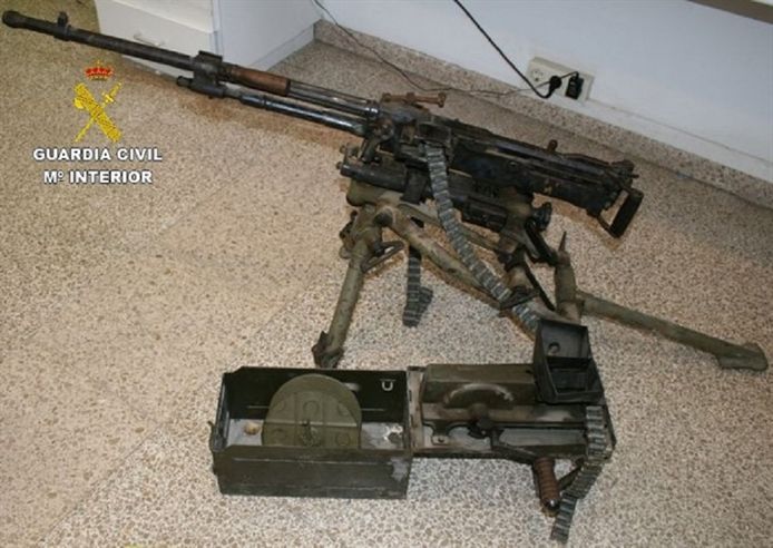 Een van de in beslag genomen wapens is een machinegeweer van Spaanse makelij.