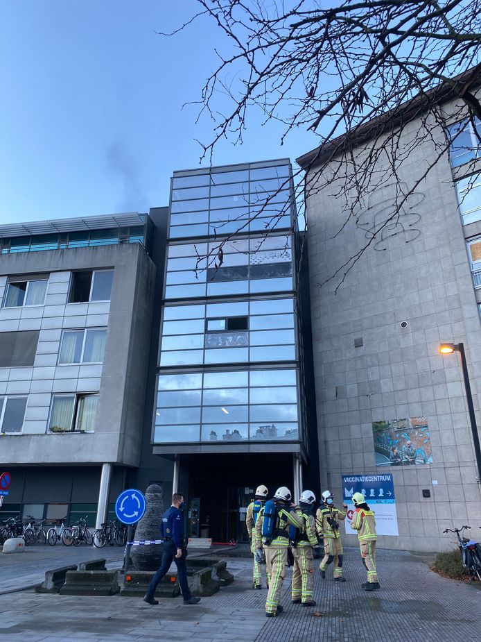 MECHELEN - De brandweer moest uitrukken naar het opvangcentrum voor asielzoekers in Mechelen. De brand brak uit in de ontspanningsruimte.