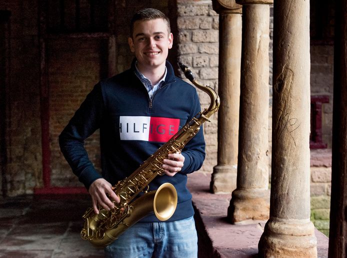 Als tegenprestatie voor donaties geeft de jonge student een concertje.