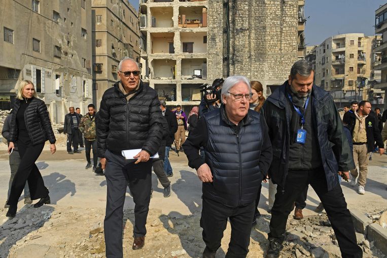 VN-noodcoördinator Martin Griffiths, tweede van rechts, was maandag op bezoek in de Syrische stad Aleppo. Eerder die dag had hij in de hoofdstad Damascus een ontmoeting met president Bashar al-Assad. Beeld AFP