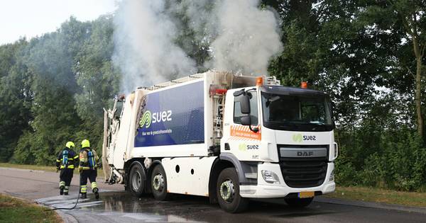 Vuilniswagen vliegt in brand in Waardenburg