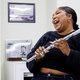 ‘Zoals spelen op een wijnglas’: Lizzo speelt op 200 jaar oude kristallen dwarsfluit van Amerikaanse ‘founding father’