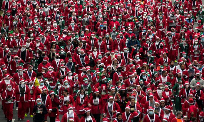 Duizenden mensen verkleed als kerstman deden mee aan de hardloopactie voor La Palma.