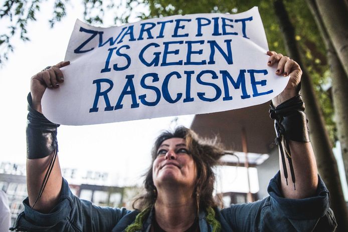 Voorstanders van Zwarte Piet hebben zich verzameld voor de rechtbank waar de rechtszaak rond de A7-blokkade in Leeuwarden wordt behandeld