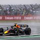 Regen, een spin en joelende fans: Max Verstappen in enerverende kwalificatie op Silverstone nipt afgetroefd