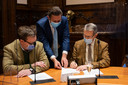 Graaf Reynald Moretus Plantin de Bouchout tekent de notariële acte van erfpachtovereenkomst.