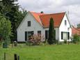 Het karakteristieke boerderijtje de Bierboom op de Wageningse Eng.