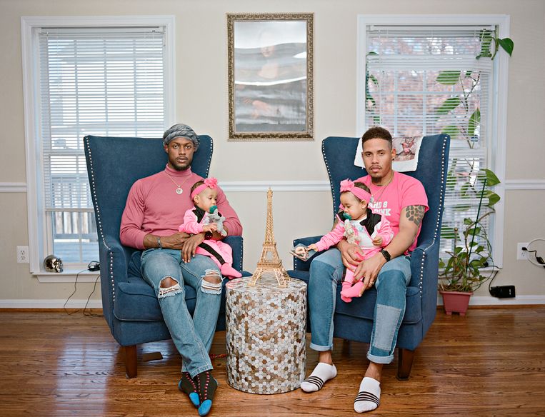 Vernon en Ricardo met hun dochters, een tweeling. Clinton, Maryland. Beeld Bart Heynen