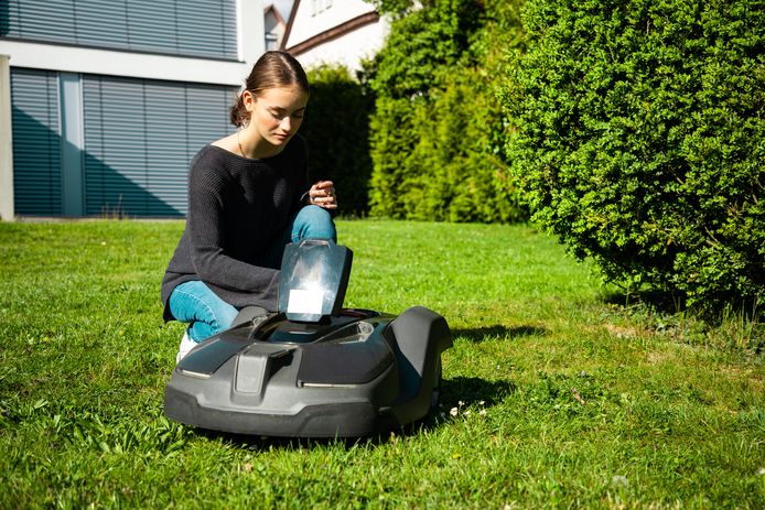 Negen Alternatief voorstel schrijven Je gras automatisch laten afdoen door een robotmaaier? Zoveel kost dat aan  elektriciteit | MijnGids | hln.be