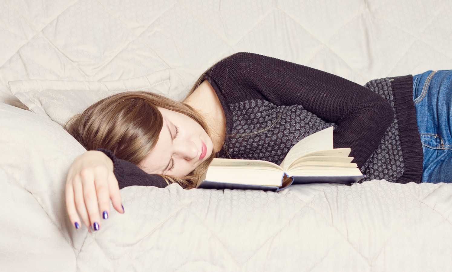 Спящие девушки на диване. Девушка лежит с книгой. Девушка заснула с книгой. Книга лежит. Девушка уснула на диване с книжкой.