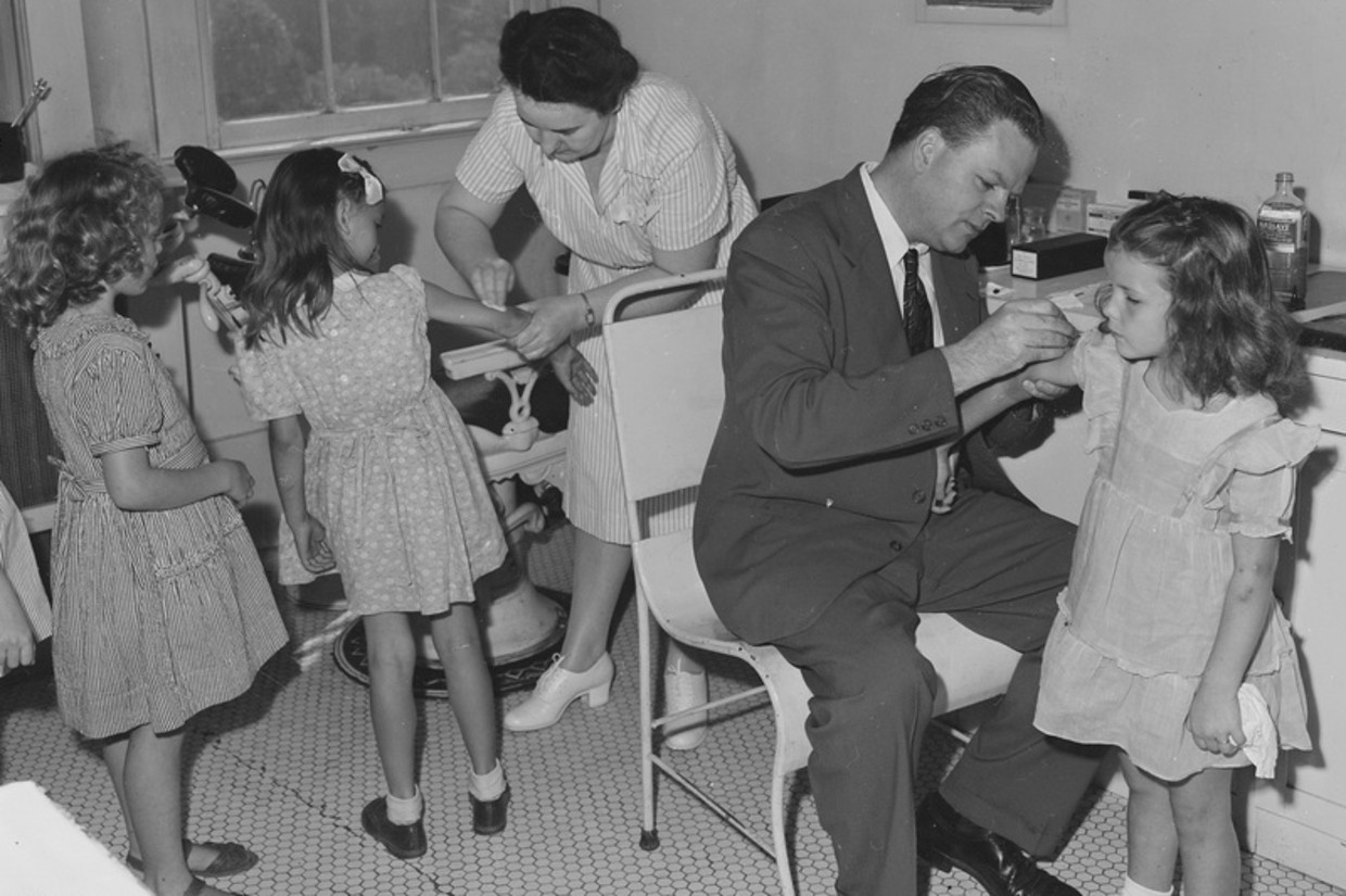 1946: kinderen uit de Amerikaanse stad Virginia worden ingeënt tegen pokken. Beeld U.S. National Archives and Records Administration