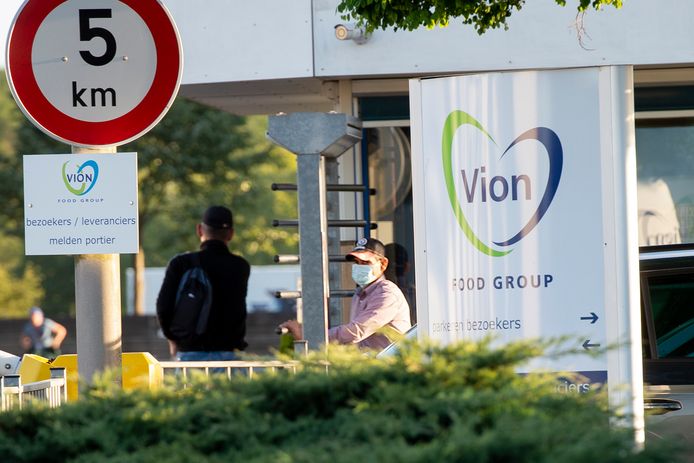 Een personeelslid arriveert met mondkapje op bij Vion.