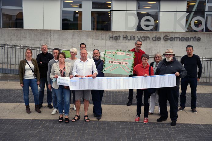 Buurtcomité d'Hoogvorst aan het gemeentehuis.
