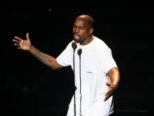 Gemaskerde Kanye West doet push-ups en dutje tijdens tweede releasefeest