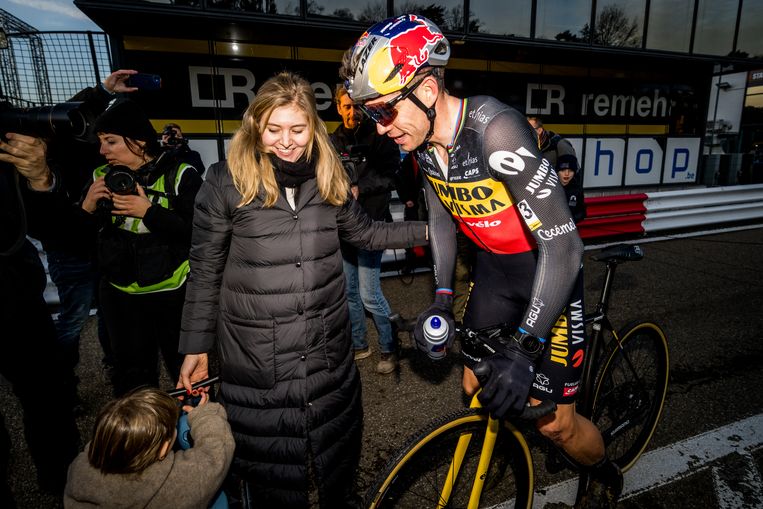 ‘Net zoals mensen mij soms ongevraagd een kus geven, nemen fans soms ook zomaar Georges' handje vast - dat vindt hij niet altijd leuk.’ Beeld BELGA